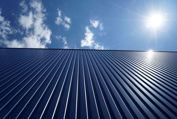 How Metal Roofing Outshines Other Materials During Warm Weathers
