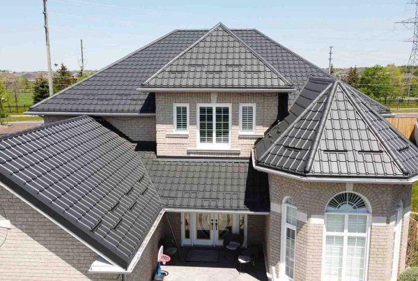 Flat Roofs vs Sloped Roofs: Which Look Works for Modern Homes - Green Metal Inc